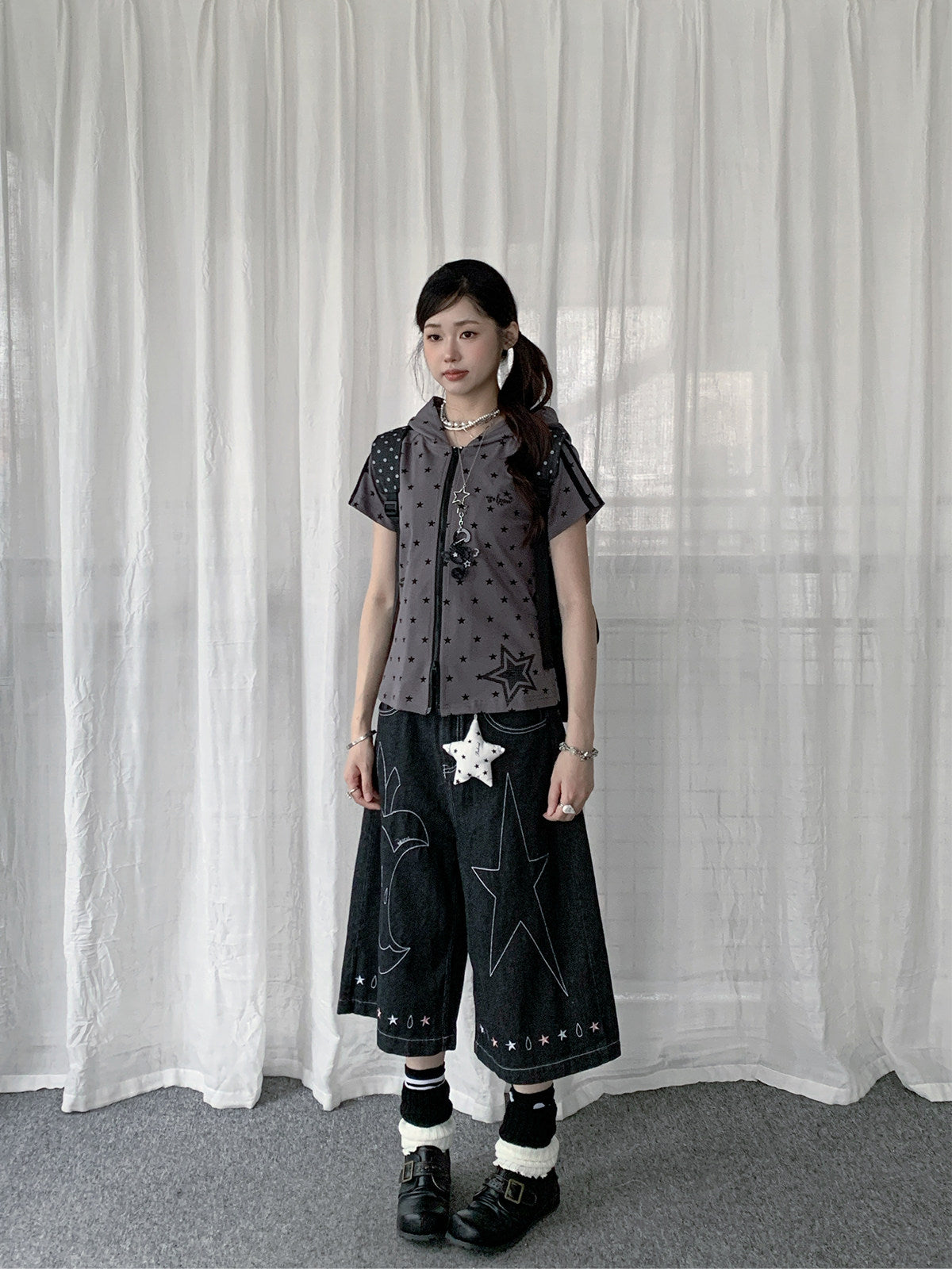 Star Embroidered Denim Capri Pants with Charm