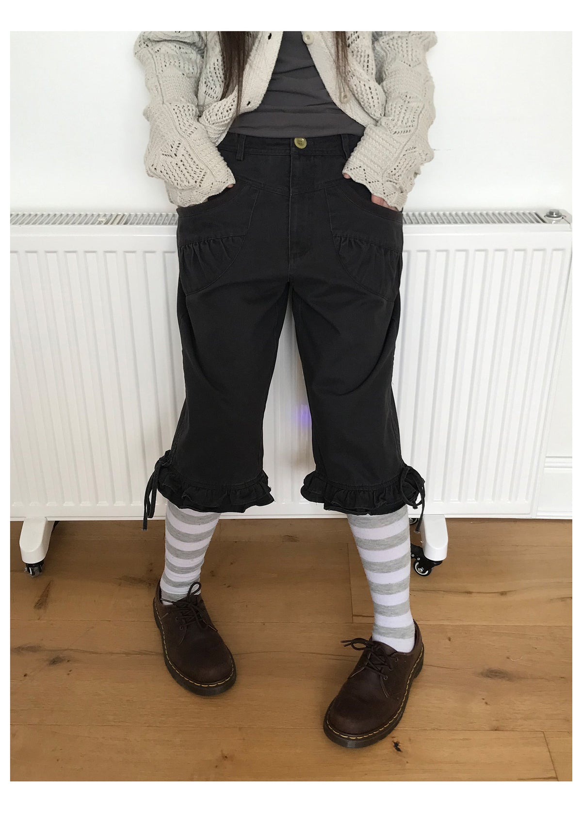 Ruffle Pocket Tie-Hem Capri Pants