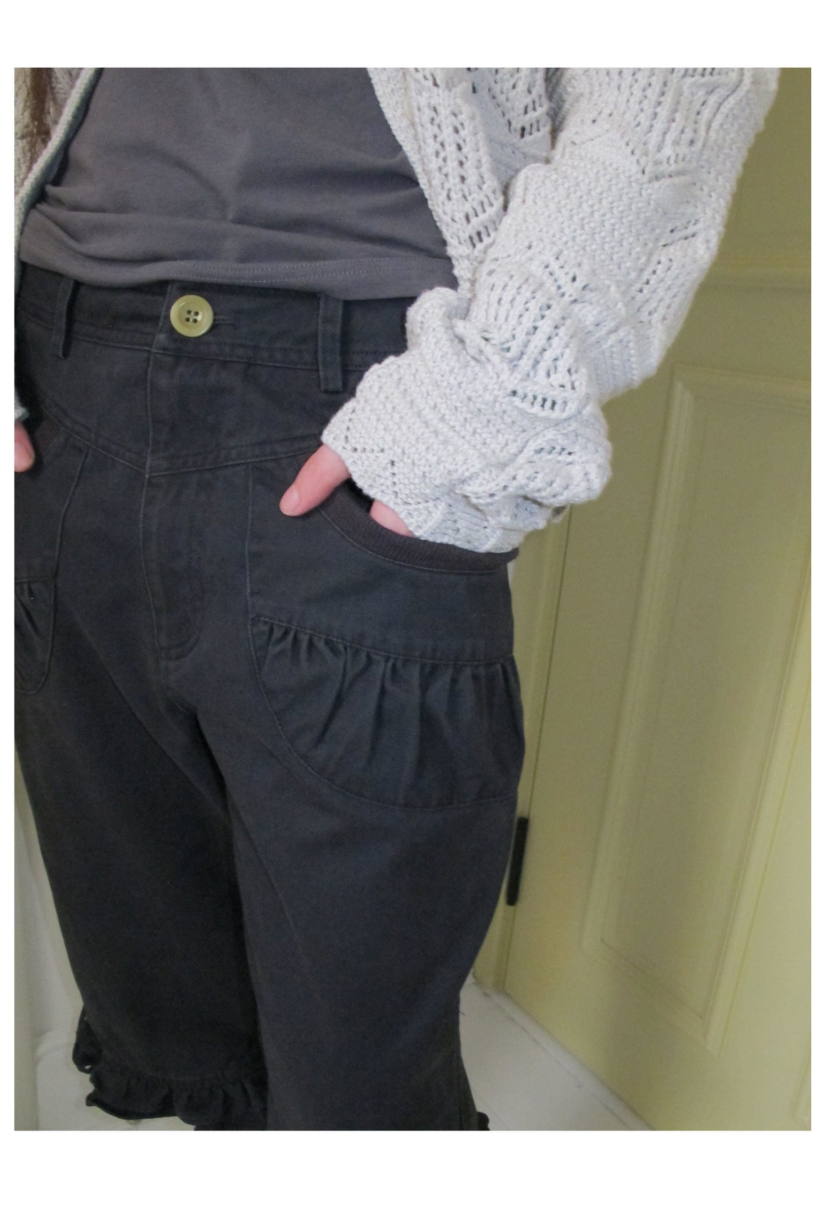 Ruffle Pocket Tie-Hem Capri Pants