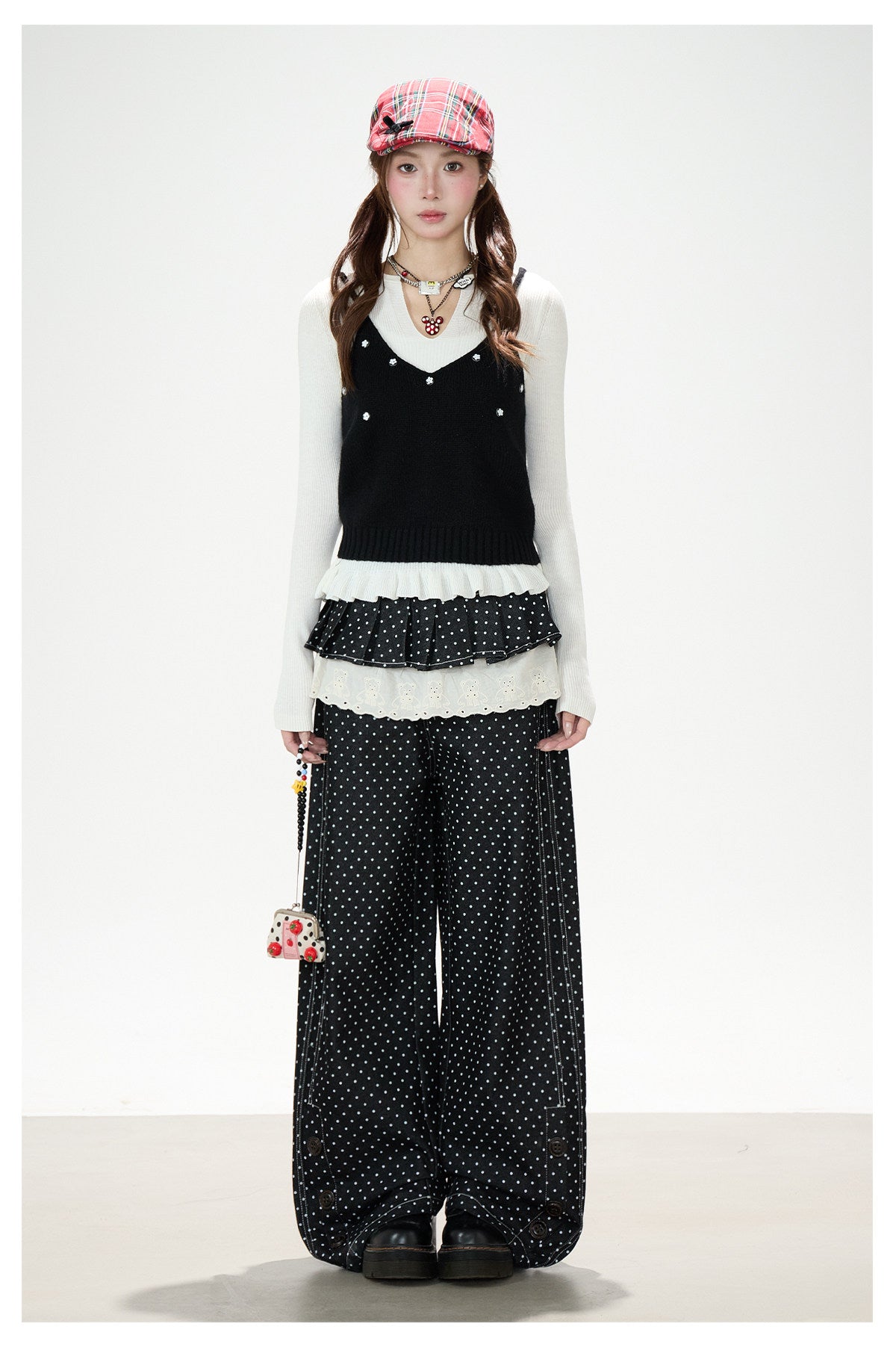 Gestrickte Weste mit Blumenknöpfen, weißes Langarmshirt zum Drunterziehen & schwarze Hose mit weitem Bein