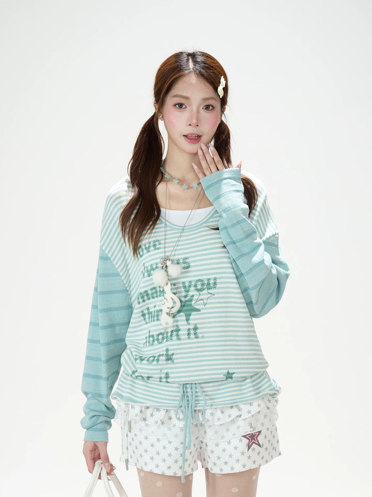 Pull en maille rayé à étoiles et short blanc à étoiles