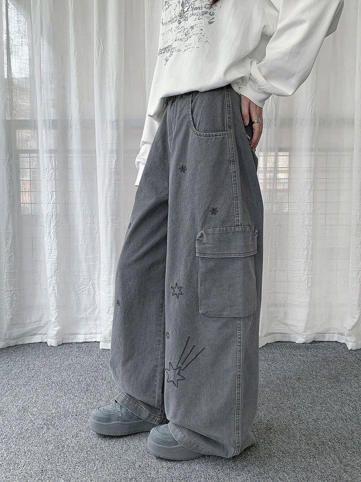 Star Embroidered Cargo Wide-Leg Jeans