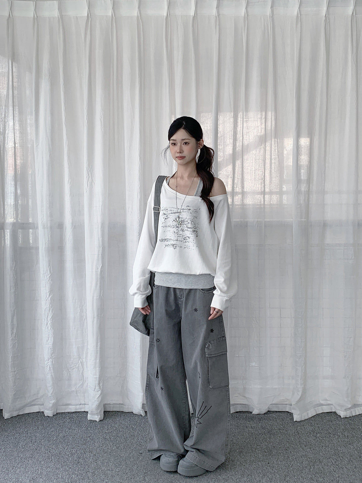 Star Embroidered Cargo Wide-Leg Jeans