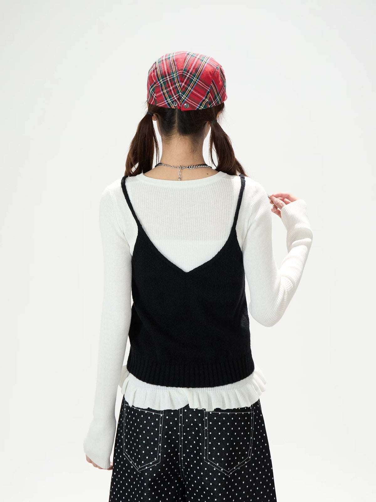 Gestrickte Weste mit Blumenknöpfen, weißes Langarmshirt zum Drunterziehen & schwarze Hose mit weitem Bein