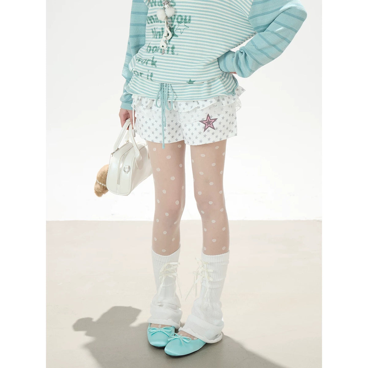 Pull en maille rayé à étoiles et short blanc à étoiles