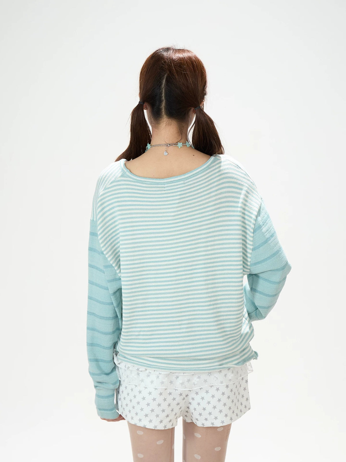 Pull en maille rayé à étoiles et short blanc à étoiles