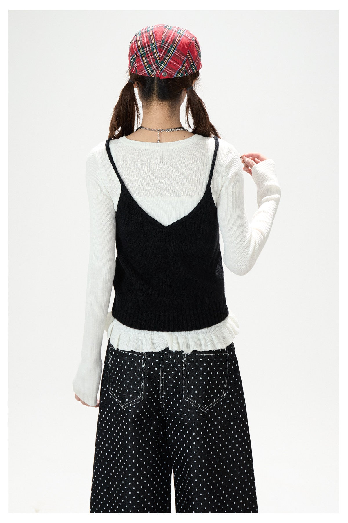 Gestrickte Weste mit Blumenknöpfen, weißes Langarmshirt zum Drunterziehen & schwarze Hose mit weitem Bein